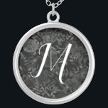 Collier Blanc noir élégant Monogramme Rose Mariage gothiqu<br><div class="desc">Nos cadeaux de demoiselles de famille, en noir et blanc, en collier gothique mariage, à motif rose, sont faits pour correspondre à notre collection de Mariages de Rose noir gothique. Noir foncé et blanc éclatant contrastent avec une abondance de motifs floraux foncés, et un monogramme à une seule lettre. La...</div>
