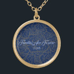 Collier Bleu & Doré Rose Familles Sont Pour Toujou<br><div class="desc">Collier en Or avec une impression multi-rose d'or sur l'arrière - plan Bleu Profond et texte de "Familles sont pour toujours 2018" dans un script sophistiqué de Bleu Lumière. Customisez ce collier et choisissez votre style ou changez de couleur. Ou achetez comme prévu.</div>