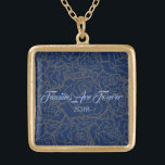 Collier Bleu & Doré Rose Familles Sont Pour Toujou<br><div class="desc">Collier en Or avec une impression multi-rose d'or sur l'arrière - plan Bleu Profond et texte de "Familles sont pour toujours 2018" dans un script sophistiqué de Bleu Lumière. Customisez ce collier avec une date spéciale ou/ou et choisissez votre style ou changez de couleurs. Ou achetez comme prévu. Disponible en...</div>