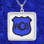Collier Bouclier de St. Michael avec monogramme<br><div class="desc">Au fil des siècles, Saint Michel l'Archange a été le plus souvent représenté dans l'art portant un casque et une armure et portant une épée et un bouclier. La forme de son bouclier a varié en fonction de l'époque et du lieu où vivait l'artiste. Il a été rond, ovale, rectangulaire,...</div>