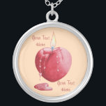 Collier bougie rouge brûlante avec flamme en forme de coeu<br><div class="desc">L'illustration originale en forme de coeur de flamme et de bougie en forme de coeur sur ce bijou cool a été inspirée pendant que je regardais une bougie rouge fondre. La cire fondue en forme de coeur rouge coule lentement le long du côté de la bougie qui s'écoule dans un...</div>