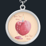 Collier bougie rouge brûlante avec flamme en forme de coeu<br><div class="desc">L'illustration originale en forme de coeur de flamme et de bougie en forme de coeur sur ce bijou cool a été inspirée pendant que je regardais une bougie rouge fondre. La cire fondue en forme de coeur rouge coule lentement le long du côté de la bougie qui s'écoule dans un...</div>