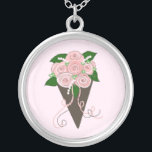 Collier Bouquet floral<br><div class="desc">Un joli design avec des roses roses douces avec un feuillage vert foncé et de jolis rubans. Un arrière - plan rose doux le distingue vraiment.</div>
