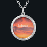 Collier Bridesmaid Sunset Sky Orange Abstrait Cadeau Favor<br><div class="desc">Imprimé avec l'art abstrait du ciel au coucher du soleil avec modèle de texte pour "Bridesmaid"! Cela fait un beau cadeau ou une faveur de fête pour les demoiselles d'honneur. Vous pouvez modifier le texte si vous le souhaitez, si vous voulez le donner à quelqu'un d'autre que la servante d'accueil,...</div>