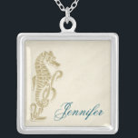 Collier cadeau de la fête nuptiale de Seahorse<br><div class="desc">Voici une excellente façon de garder votre thème mariage vivant même après le mariage. Ce pendentif est entièrement personnalisable et présente une impression d'hippocampe dans le sable. Personnalisez-le avec le nom de la mariée pour un excellent cadeau de douche nuptiale ou ajoutez le ou les nom(s) de vos demoiselles d'honneur...</div>