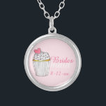 Collier cadeau Mariage Cupcake pour femme de chamb<br><div class="desc">Le collier présente une illustration originale d'un cupcake gelé sur un arrière - plan rose pâle,  et BRIDESMAID dans une police rose amusante. Personnalisez simplement votre date d'événement. Un cadeau parfait pour vos demoiselles d'honneur !</div>
