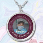 Collier Cadeaux de retraite pour infirmière heureuse perso<br><div class="desc">Notre collier plaqué argent personnalisé Happy Nurse Retraite Cadeaux est une option cadeau magnifique et sentimental pour les infirmières à la retraite. Il est conçu pour honorer leurs années de dur labeur et de dévouement. Il comporte une photo, et vous pouvez customiser le texte. Le collier rappelle leur impact sur...</div>