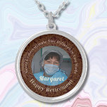 Collier Cadeaux de retraite pour infirmière joyeuse person<br><div class="desc">Notre collier plaqué argent personnalisé Happy Nurse Retraite Cadeaux est une option cadeau magnifique et sentimental pour les infirmières à la retraite. Il est conçu pour honorer leurs années de dur labeur et de dévouement. Il comporte une photo, et vous pouvez customiser le texte. Le collier rappelle leur impact sur...</div>