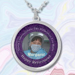 Collier Cadeaux de retraite pour infirmière joyeuse person<br><div class="desc">Notre collier plaqué argent personnalisé Happy Nurse Retraite Cadeaux est une option cadeau magnifique et sentimental pour les infirmières à la retraite. Il est conçu pour honorer leurs années de dur labeur et de dévouement. Il comporte une photo, et vous pouvez customiser le texte. Le collier rappelle leur impact sur...</div>