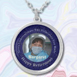 Collier Cadeaux de retraite pour infirmière joyeuse person<br><div class="desc">Notre collier plaqué argent personnalisé Happy Nurse Retraite Cadeaux est une option cadeau magnifique et sentimental pour les infirmières à la retraite. Il est conçu pour honorer leurs années de dur labeur et de dévouement. Il comporte une photo, et vous pouvez customiser le texte. Le collier rappelle leur impact sur...</div>
