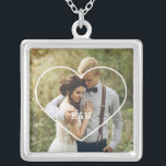 Collier Cadre cardiaque Monogramme Photo<br><div class="desc">Un design photo simple et élégant,  parfait pour la journée de la mère,  comme un cadeau mariage ou anniversaire,  un cadeau de remise de diplômes,  etc.</div>