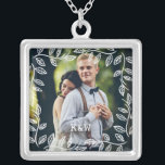 Collier Cadre Feuille délicat Monogramme photo<br><div class="desc">Un Cadre Feuille Délicat Monogrammed Photo Design.</div>