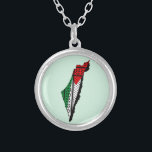Collier Carte de Palestine avec drapeau et Motif Keffiyeg<br><div class="desc">Carte de Palestine avec Drapeau et Keffiyeh Motif Design symbole de résistance et de liberté. Si l'on remonte aux années 1960 et à l'émergence du mouvement de résistance palestinienne, l'homme politique palestinien de premier plan, Yasser Arafat, a renforcé ce sens derrière le keffiyeh. Le keffiyeh est devenu la marque de...</div>