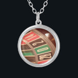 Collier Casino Roulette Roulette Roulette Roue Vintage Sty<br><div class="desc">Une image de fond d'une roulette de casino de jeu avec de grands nombres. Les couleurs rappellent les motifs rétro des années 50 et les chiffres ont un aspect vintage défraîchi.</div>