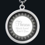 Collier Cercle baroque classique des bijoux de la fête de<br><div class="desc">PALETTE DE COULEUR: noir, blanc et argent, "métallique". COLLECTION DE CONCEPTION: Rapprocher le collier de soudemoiselles pour mariages ou anniversaire. Utilisez pour vos demoiselles d'honneur, votre femme de ménage, votre fille aux fleurs et tout membre du parti nuptial. Cette oeuvre originale a été conçue pour une collection mariage moderne et...</div>