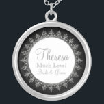 Collier Cercle baroque classique des bijoux de la fête de<br><div class="desc">PALETTE DE COULEUR: noir, blanc et argent, "métallique". COLLECTION DE CONCEPTION: Rapprocher le collier de soudemoiselles pour mariages ou anniversaire. Utilisez pour vos demoiselles d'honneur, votre femme de ménage, votre fille aux fleurs et tout membre du parti nuptial. Cette oeuvre originale a été conçue pour une collection mariage moderne et...</div>