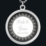Collier Cercle baroque classique des bijoux de la fête de<br><div class="desc">PALETTE DE COULEUR: noir, blanc et argent, "métallique". COLLECTION DE CONCEPTION: Rapprocher le collier de la mariée pour mariages ou anniversaire. Également disponible en version femme de ménage, femme de chambre d'honneur et fête de mariage. Cette oeuvre originale a été conçue pour une collection mariage moderne et contemporaine au style...</div>