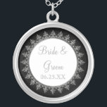 Collier Cercle baroque classique des bijoux de la fête de<br><div class="desc">PALETTE DE COULEUR: noir, blanc et argent, "métallique". COLLECTION DE CONCEPTION: Rapprocher le collier de la mariée pour mariages ou anniversaire. Également disponible en version femme de ménage, femme de chambre d'honneur et fête de mariage. Cette oeuvre originale a été conçue pour une collection mariage moderne et contemporaine au style...</div>