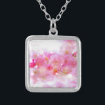 Collier Cerisier japonais aux fleurs rose pastel<br><div class="desc">Image florale fraîche du printemps. Fleurs de cerisier japonais fantaisie dans des roses douces et délicates et des blancs doux. Des tourbillons de couleur rose vif et jaune lumineux et des lumières scintillantes entourent ces fleurs qui lui donnent un effet onirique magique, comme quelque chose d'un univers féerique. Le texte...</div>