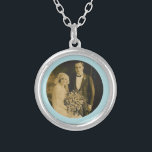 Collier Charme commémoratif de photo pour épouser le<br><div class="desc">Épouser des charmes commémoratifs de bouquet. Rappelez-vous ceux qui ne peuvent pas être avec vous votre jour spécial avec un charme nuptiale commémoratif. Un beau souvenir sentimental pour que la jeune mariée porte dedans son bouquet. Ce charme a un arrière - plan noir avec l'expression, "pour toujours dans mon coeur"...</div>