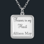 Collier Charme commémoratif pour Bouquet Mariage en blanc<br><div class="desc">Bouquet mariage Memorial Charms. Souvenez-vous de ceux qui ne peuvent pas être avec vous lors de votre journée spéciale avec un charme de mariée commémoratif. Un joli souvenir sentimental pour que la mariée porte son bouquet. Ce charme a un arrière - plan noir avec la phrase "Forever in my Heart"...</div>