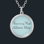 Collier Charme commémoratif pour le bouquet Mariage en ble<br><div class="desc">Le Mariage Memorial Bouquet Charms. Souvenez-vous de ceux qui ne peuvent pas être avec vous pendant votre journée spéciale avec un charme de mariée commémorative. Un joli souvenir sentimental pour que la mariée porte son bouquet. Ce charme a un arrière - plan noir avec la phrase "Pour toujours dans mon...</div>