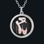 Collier Chaussures de ballet molles personnalisées de rose<br><div class="desc">Personnalisez-le avec le nom du destinataire ou customisez-le avec votre propre texte,  et vous pouvez également changer la police,  taille,  et la couleur du texte,  le déplacent,  le tournent. Ou supprimez le texte si vous l'auriez plutôt sans.</div>