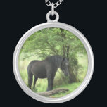 COLLIER CHEVAUX<br><div class="desc">Une belle jument noire posée à l'ombre d'un arbre.</div>