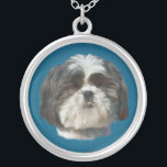Collier Chien Chien Shih Tzu<br><div class="desc">Ce petit chien Shih Tzu au visage mignon et câliné ajoute de l'attrait à celui qui aime les animaux de compagnie. C’est particulièrement agréable sur ce collier.</div>