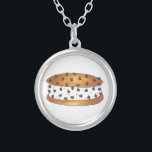 Collier Chipwich Chocolat Chip Cookie Sandwich à la crème<br><div class="desc">Il présente une illustration originale d'un délicieux sandwich à la crème glacée au chipwich - deux délicieux biscuits de puces de chocolat frais à la vanille entre les deux,  roulés en chips de chocolat!</div>
