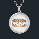 Collier Chipwich Chocolat Chip Cookie Sandwich à la crème<br><div class="desc">Il présente une illustration originale d'un délicieux sandwich à la crème glacée au chipwich - deux délicieux biscuits de puces de chocolat frais à la vanille entre les deux,  roulés en chips de chocolat!</div>