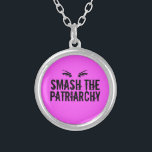 Collier Citation féministe rose du Patriarcat<br><div class="desc">Un design audacieux pour les droits des femmes avec les yeux d'une femme au-dessus des mots Smash le Patriarcat en cool, grunge police sur un arrière - plan rose vif. Achetez ce cadeau pour chaque femme forte que vous connaissez pour les aider à se relever et exiger l'égalité. Brisons ce...</div>
