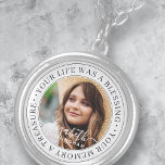 Collier Citation Memorial Moderne Élégant Chic Photo perso<br><div class="desc">Ce design simple et classique est composé de typographie serif et d'ajouter une photo personnalisée. "Votre vie a été une bénédiction,  votre mémoire un trésor"</div>