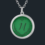 Collier Coeur vert et noir Mariage gothique Élégant<br><div class="desc">Notre magnifique design de coeur gothique vert et noir est parfait pour votre mariage ou événement élégant! Idéal pour un événement de mariage d'automne ou de printemps.</div>