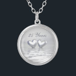 Collier Coeurs de l'anniversaire d'argent<br><div class="desc">Collier avec mon image argentée de deux coeurs flottant sur l'eau. Le texte personnalisable dit "25 ans".</div>