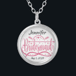 Collier Coeurs roses de femme de ménage cadeau de mariée p<br><div class="desc">Beau cadeau pour une femme de ménage. Coeurs roses et calligraphie lettrage qui peut être personnalisé avec son nom et sa date.</div>