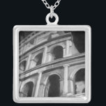 Collier Colisée romaine avec dessins architecturaux<br><div class="desc">Une photo du Colisée Romain avec des dessins architecturaux des arcades. L'une des sept nouvelles merveilles du monde,  le style de l'édifice continue d'influencer le design moderne. Un grand cadeau pour quelqu'un qui aime l'architecture ou l'étude de la Rome antique.</div>