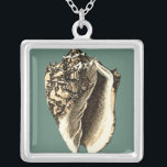 Collier Coque conique turquoise<br><div class="desc">Dans cette belle coquille de conque noire et blanche classique, vous pouvez voir l'ombrage d'un coquillage naturel très pointu et clair. On peut s'imaginer à la chasse à la plage pour les coquillages ou jouer dans le sable. Obtenez dès aujourd'hui cette coquille de conque turquoise de style nautique sur vos...</div>