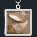 Collier Coques sensuelles<br><div class="desc">Renee W. Stramel capture ces coquilles de conches dans un magnifique ton sépia. Cette oeuvre d'art vintage s'ajoute parfaitement aux amateurs d'anémones de mer. Obtenez votre impression artistique dès aujourd'hui sur votre produit.</div>