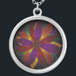 Collier Cosmos floraux<br><div class="desc">Design fractal décoratif avec une belle fleur aux pétales violets, rouges, oranges, jaunes, bleus et verts et un motif tourbillonnant multicolore au centre, flottant dans un arrière - plan sombre de galaxies apparemment florales. Ce design très féminin et unique convient aux femmes de tout âge.</div>