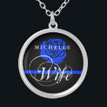 Collier Coutume rose mince de Blue Line d'épouse élégante<br><div class="desc">Un beau collier nommé fait sur commande bleu et rose mince personnalisé a travaillé vers les conjoints féminins de la police.  Le rose bleu est indicatif des conjoints féminins de la police car la ligne bleue mince est indicative à chargé de faire respecter la loi en général.</div>