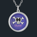 Collier Crâne mignon personnalisé et os croisés<br><div class="desc">Cool,  cute et funny graphic illustration of skull and crossbones. A white skull with big black eyes and long white teeth. Personalize with a name in rose girly font.</div>
