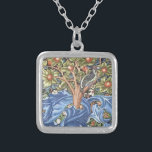 Collier Cru floral de tapisserie de pivert de William<br><div class="desc">Art vintage floral de tapisserie de pivert de William Morris Il montre un pivert se reposant dans la branche d'un arbre fruitier et comporte un arrière - plan fleuri distinctif de feuille bleu et de fruit orange. Art par William Morris Mouvement : Arts britanniques et métiers/art Nouveau Belle conception vintage...</div>