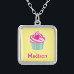 Collier Cupcake rose personnalisé avec cerise Pointe Polka<br><div class="desc">Art graphique / illustration d'un cupcake rose délicieux avec des tourbillons de glaçage sur le dessus et une jolie cerise à pois rose chaud. La base est à rayures vertes et blanches. Arrière - plan jaune. Personnalisez avec un nom.</div>