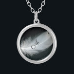 Collier Customisez-le monogramme de fantaisie sur le<br><div class="desc">Le monogramme sur ce collier est tourné légèrement ainsi il est évident comme si il se repose sur la cannette.</div>