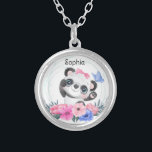 Collier Cute Baby Panda Flower Wreath Nom personnalisé<br><div class="desc">Panda bébé adorable avec ruban et couronne de fleurs. Super cadeau pour les fans de panda, les amateurs de panda ou tous ceux qui sont fous de pandas! Un cadeau de panda drôle et mignon pour chaque occasion. Personnalisation facile de votre nom de princesse et de votre police à l'aide...</div>