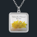 Collier Daffodiles jaunes sur le mariage du printemps blan<br><div class="desc">Les élégantes jonquilles jaunes sur le collier Pendentif de mariage de printemps blanc font un cadeau unique personnalisé de gardien pour que la mariée soit ou soit ses demoiselles d'honneur. Ce joli collier mariage botanique personnalisé présente une photo florale d'un bouquet de fleurs de jonquilles jaunes avec un voile de...</div>