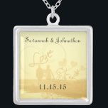 Collier d'anniversaire de Heart Beach mariage<br><div class="desc">Colliers de conservation Choisissez soit Silver Plated Gold Finish ou Sterling Silver Unique Personnalisé! st Christmas Cadeau Mariage Keepsaké Wedding Party Colliers - pour changer la couleur arrière - plan - cliquez sur personnaliser - cliquez sur modifier - choisissez l'outil dernier dans le menu déroulant et choisissez l'une des couleurs...</div>