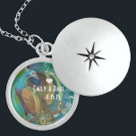 Collier d'anniversaire de Peacock Vintage mariage<br><div class="desc">Mariage Keepsaké Mariage Colliers - pour changer la couleur arrière - plan - cliquez sur personnaliser - cliquez sur modifier - choisissez l'outil dernier dans le menu déroulant et choisissez l'une des couleurs affichées ou entrez votre code hexadécimal rgb pour votre couleur de mariage personnalisée - pour changer la couleur...</div>
