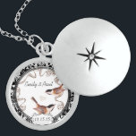 Collier d'anniversaire des chickadees Vintages mar<br><div class="desc">Mariage Keepsaké Mariage Colliers - pour changer la couleur arrière - plan - cliquez sur personnaliser - cliquez sur modifier - choisissez l'outil dernier dans le menu déroulant et choisissez l'une des couleurs affichées ou entrez votre code hexadécimal rgb pour votre couleur de mariage personnalisée - pour changer la couleur...</div>
